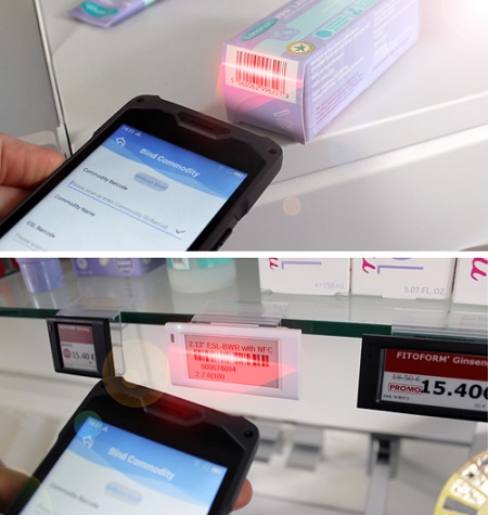 Le terminal mobile équipé d'un scanner en train d'appairer un produit avec une étiquette 2.13 blanche